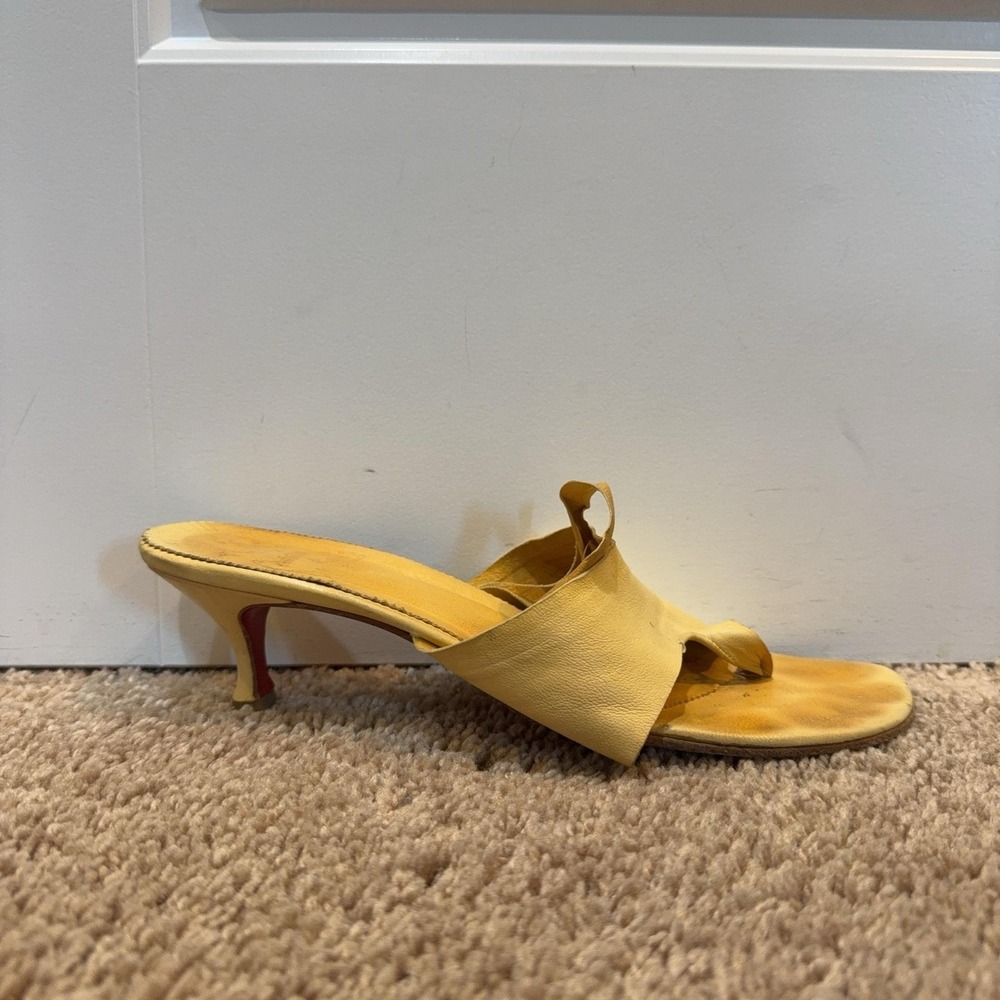 Christian Louboutin Sandals Womens Size 9 Yellow Leather Thong Kitten Heel Italy